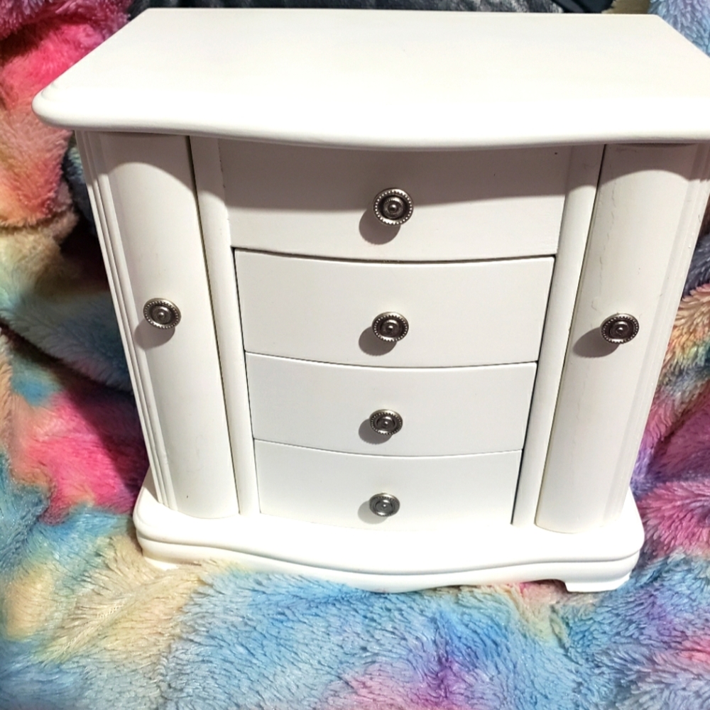 Wooden jewelry box